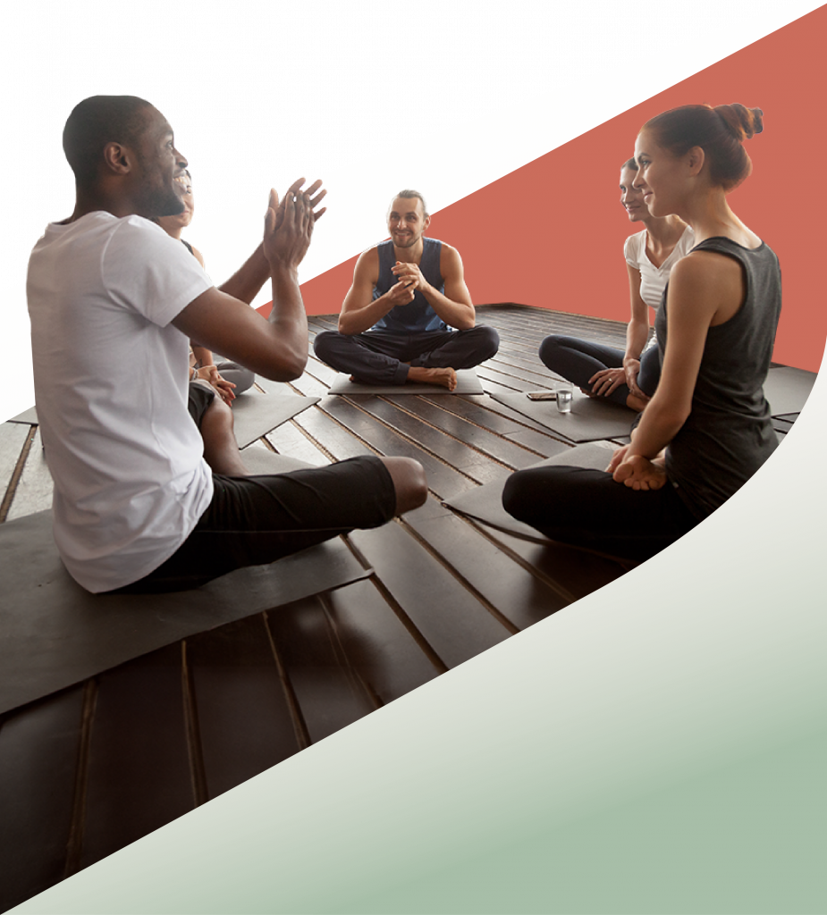 Personnes pratiquant un cours de yoga
