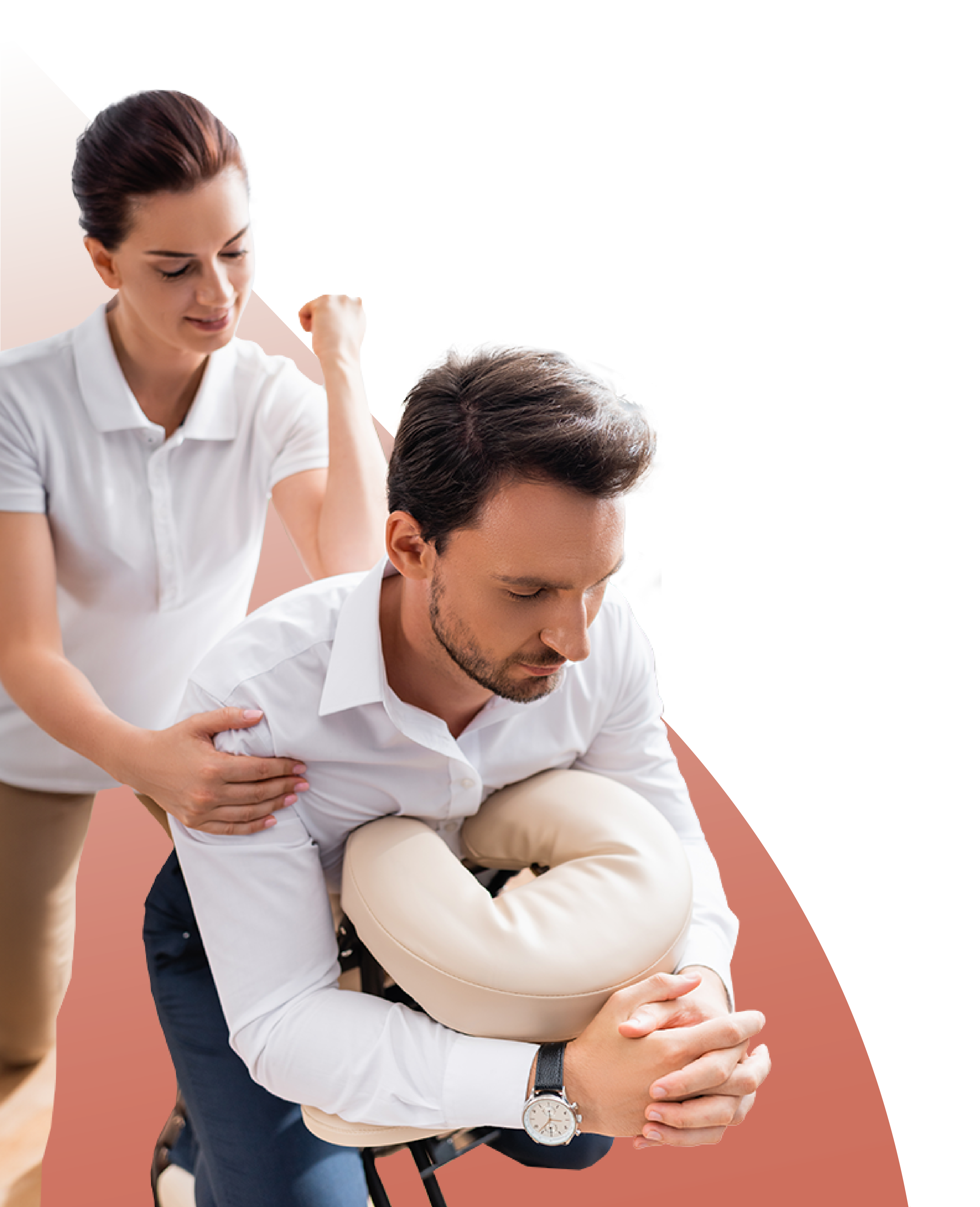 Personnes pratiquant un massage assis